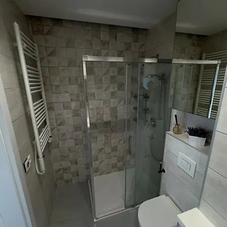 Stylish With Ac & Balcony Апартаменти