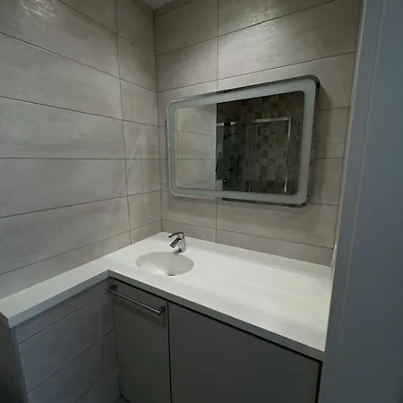 Stylish With Ac & Balcony Апартаменти *